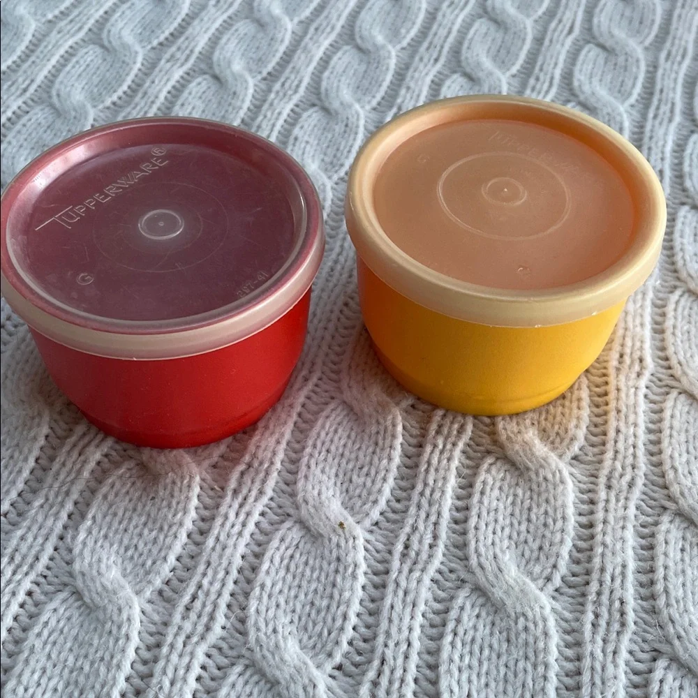 VTG Tupperware snack cups 4 oz round containers  model number 1229 with Lids